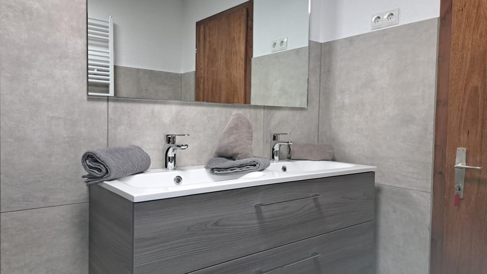 Bathroom, towels