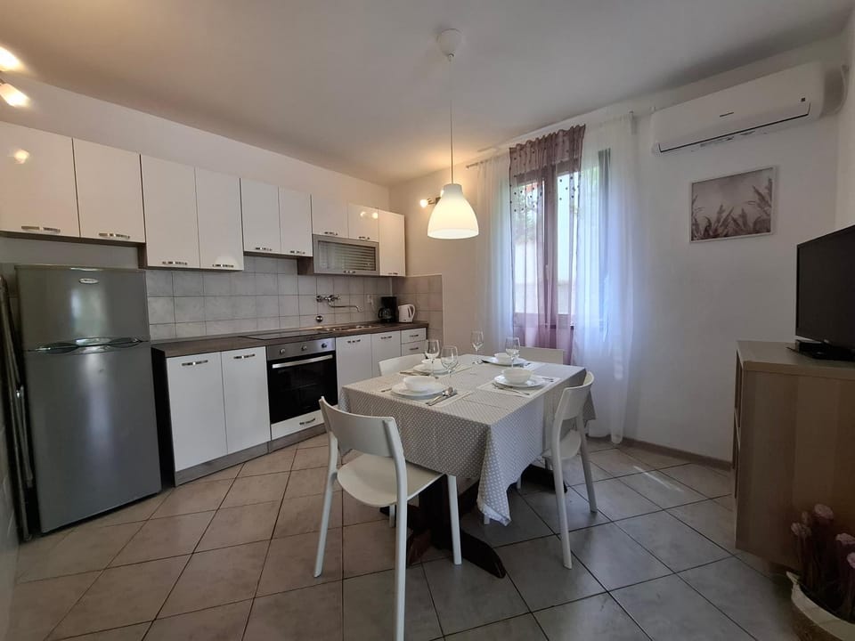 TV and multimedia, Coffee/tea facilities, Kitchen or kitchenette, Dining area, oven, pet friendly, stove, air conditioner
