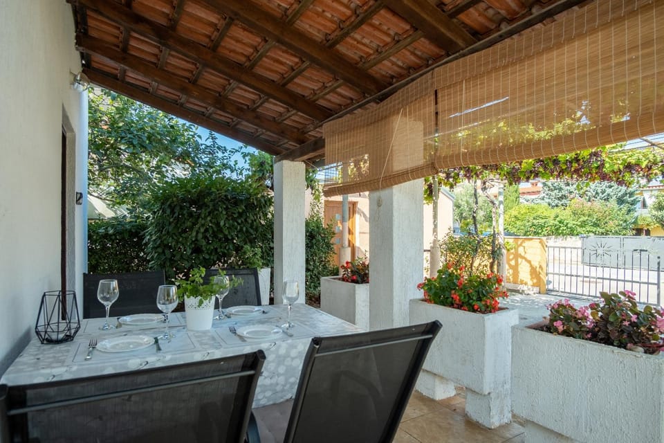 Patio, Dining area, Garden view