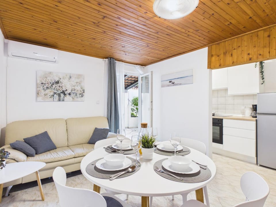 TV and multimedia, Living room, Dining area, air conditioner