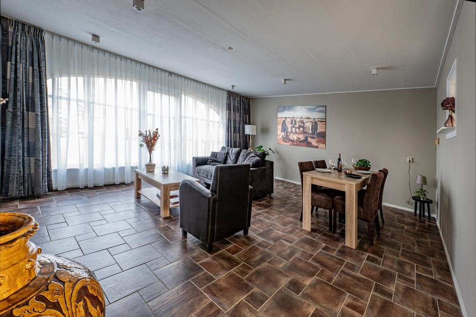 Seating area, Dining area