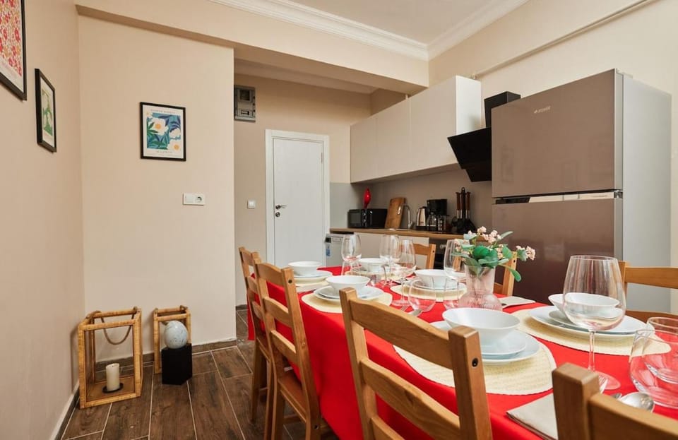 Kitchen or kitchenette, Dining area