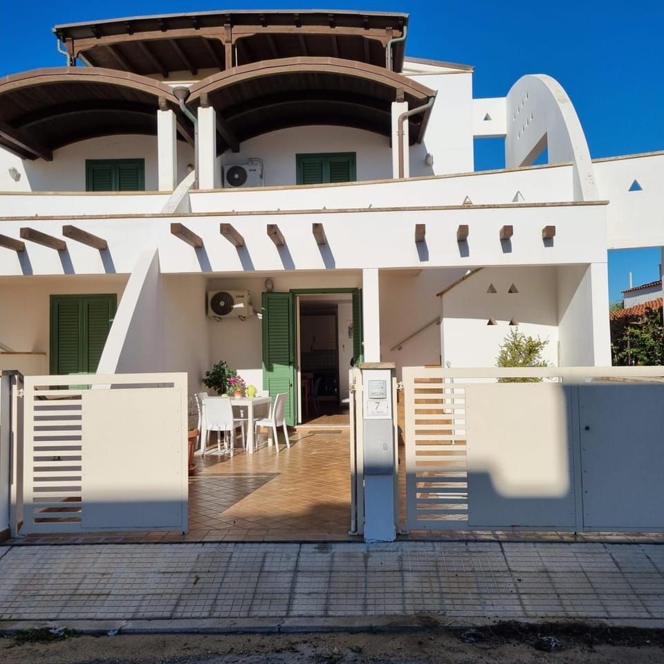 Property building, Patio, Day, Balcony/Terrace
