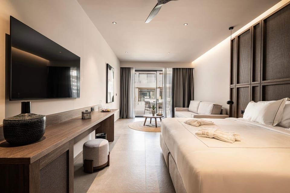 Bed, TV and multimedia, Seating area