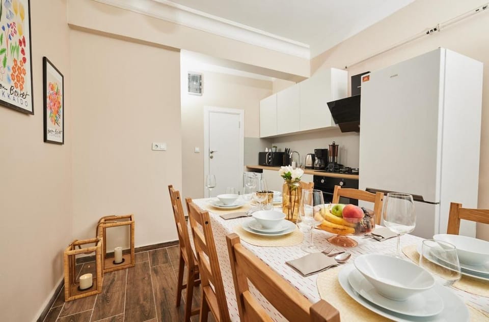 Kitchen or kitchenette, Dining area