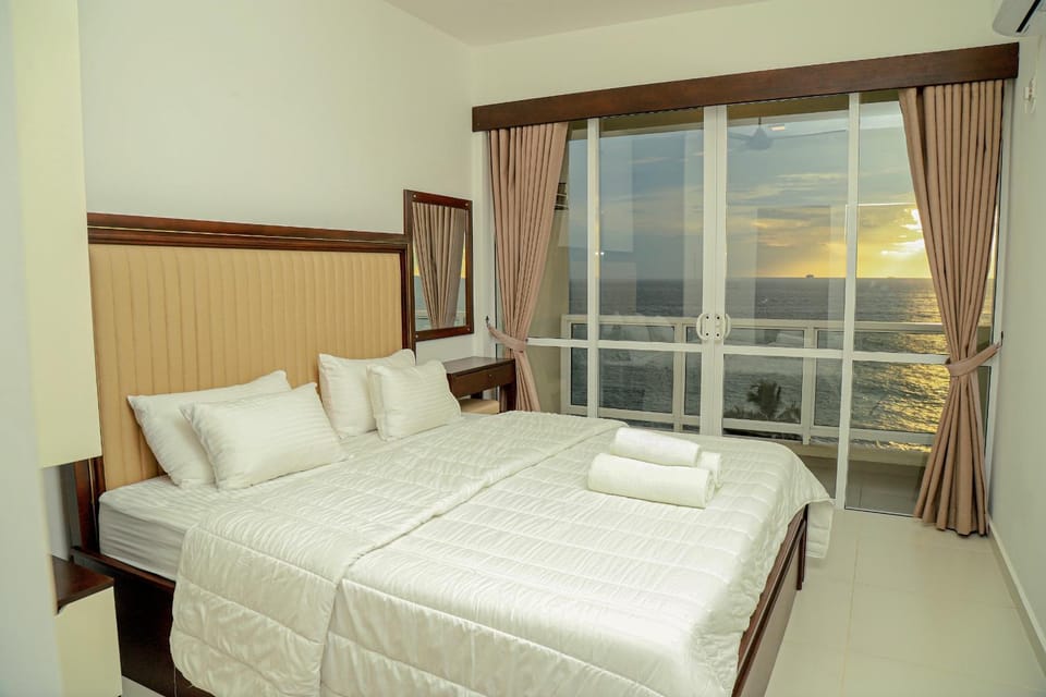 Bed, Natural landscape, View (from property/room), Balcony/Terrace, Photo of the whole room, Bedroom, towels