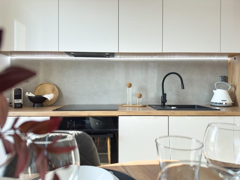 Coffee/tea facilities, Kitchen or kitchenette, stove