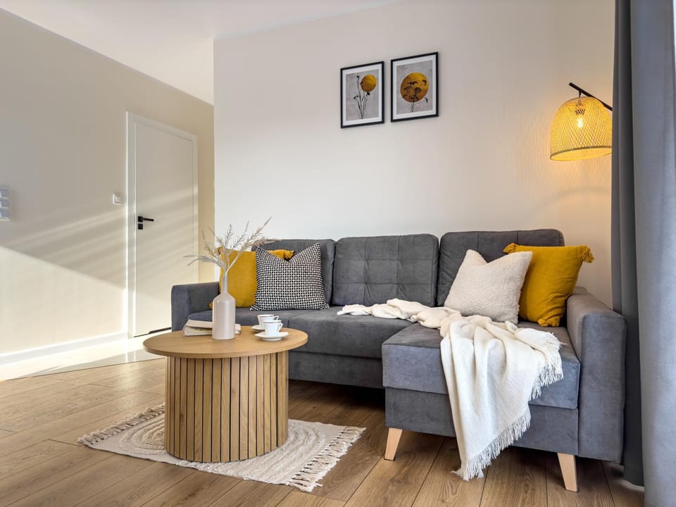 Bed, Living room, Photo of the whole room, Seating area, Bedroom, towels