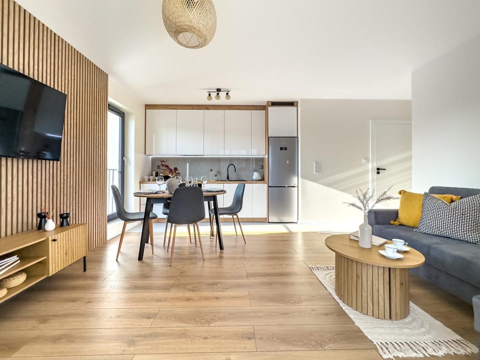 TV and multimedia, Kitchen or kitchenette, Living room, Seating area, Dining area