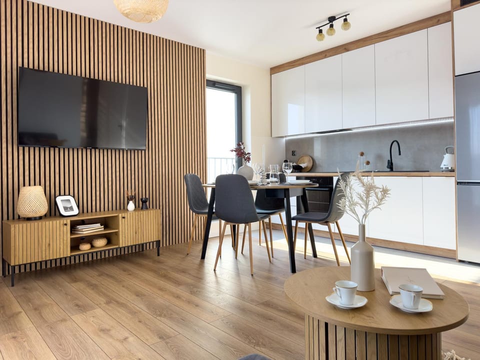 TV and multimedia, Kitchen or kitchenette, Living room, Seating area, Dining area