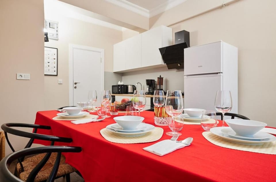 Kitchen or kitchenette, Dining area