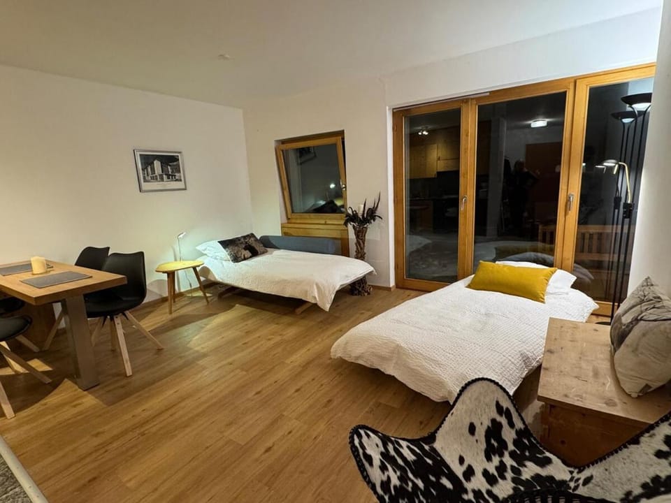 Bed, TV and multimedia, Living room, Photo of the whole room, Seating area, Bedroom