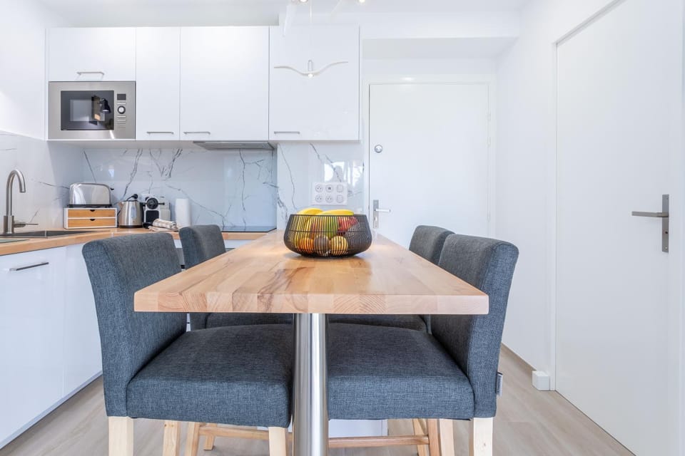 Property building, Kitchen or kitchenette, Living room