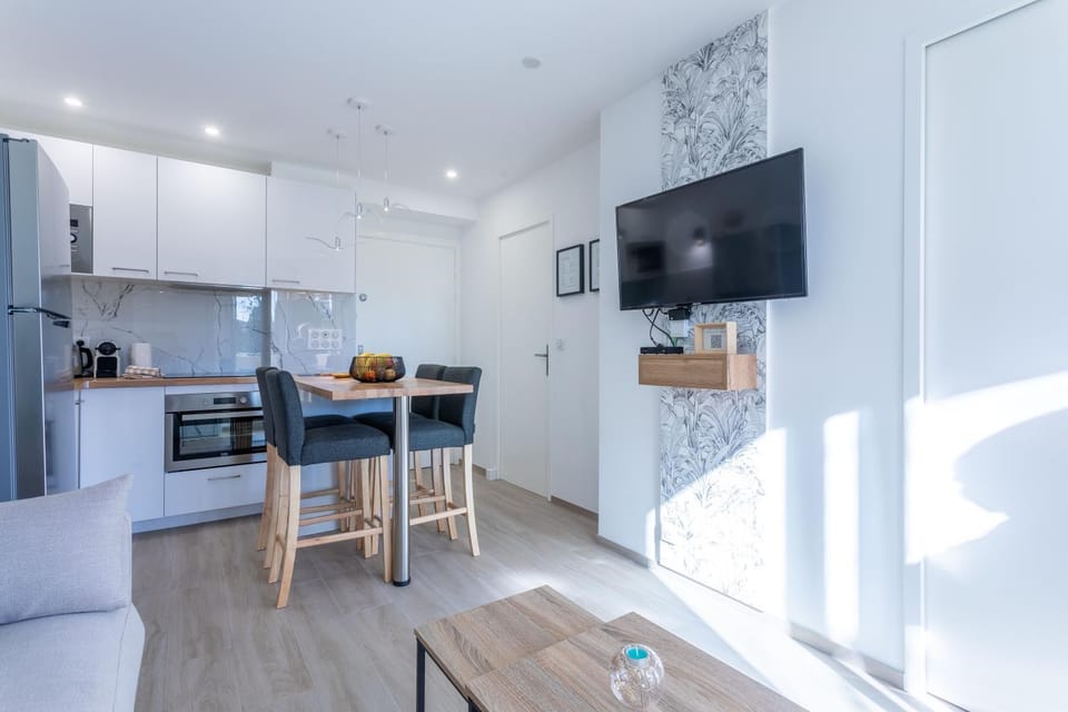 Property building, Kitchen or kitchenette, Living room