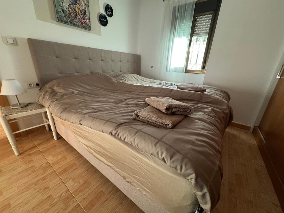 Bed, Bedroom, towels