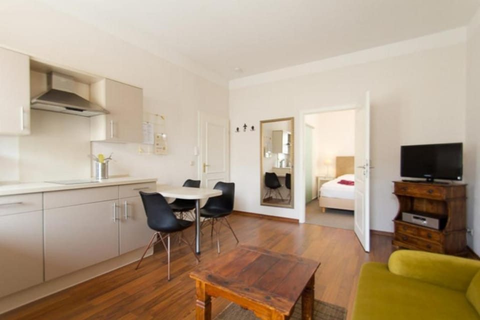 TV and multimedia, Kitchen or kitchenette, Living room