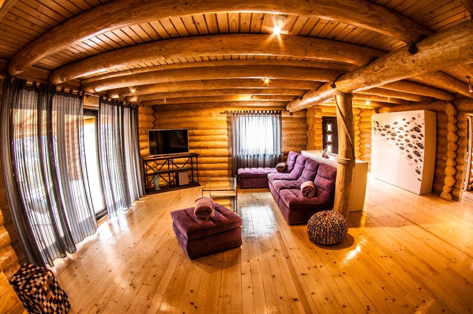 Communal lounge/ TV room, Balcony/Terrace