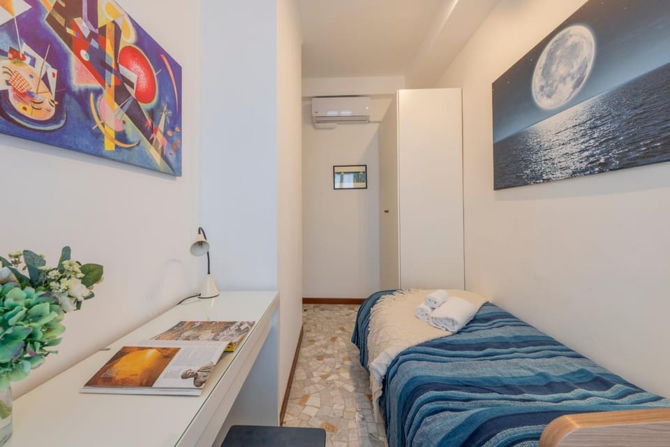 Bed, Photo of the whole room, Bedroom, air conditioner