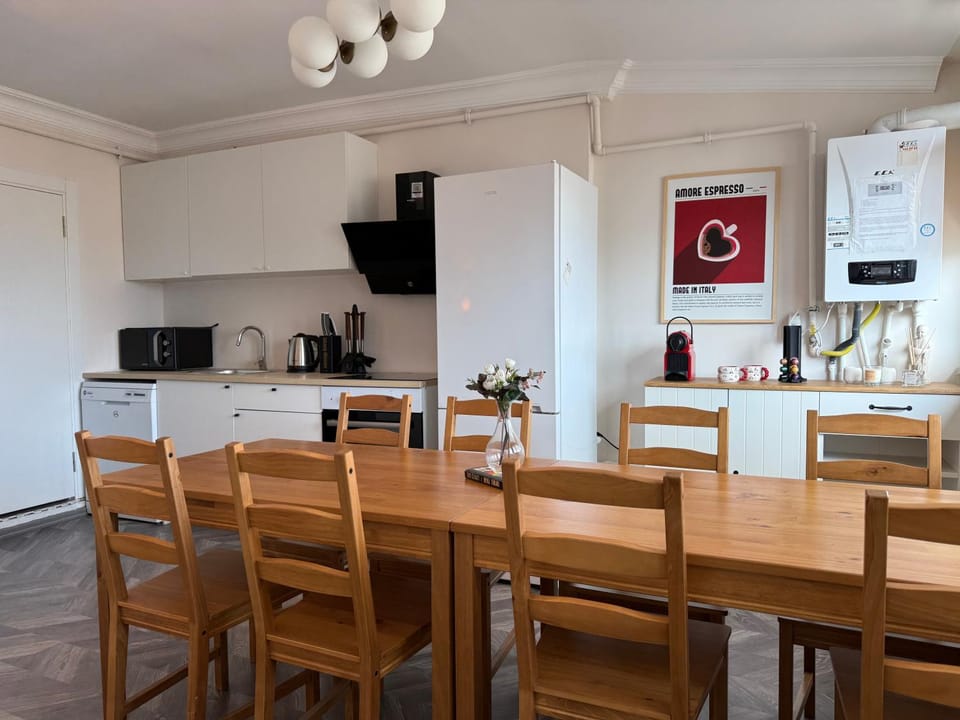 Kitchen or kitchenette, Dining area