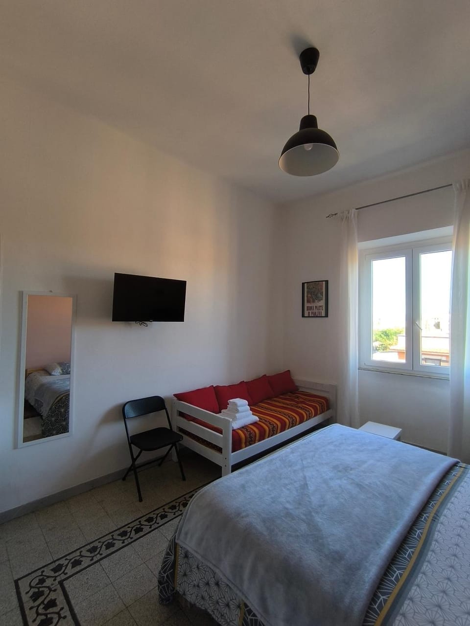 Photo of the whole room, Bedroom