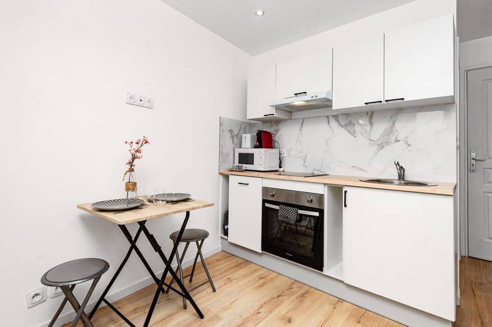 Kitchen or kitchenette, Dining area, oven, toaster
