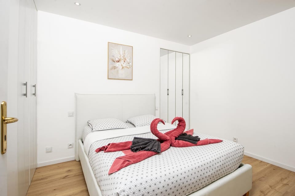 Bed, Photo of the whole room, Bedroom, towels, wardrobe