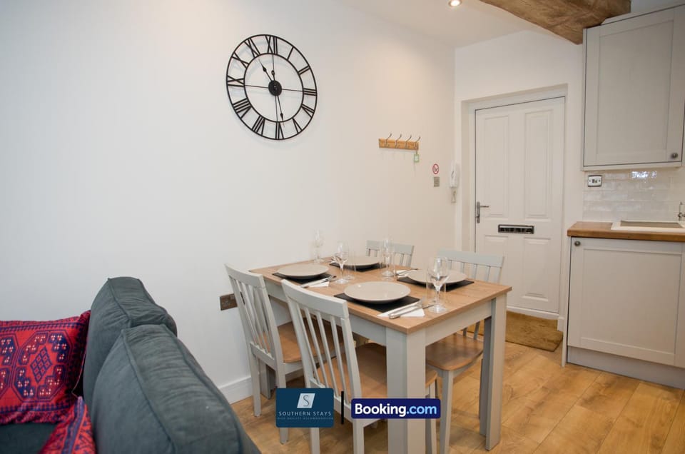 Kitchen or kitchenette, Living room, Seating area, Dining area
