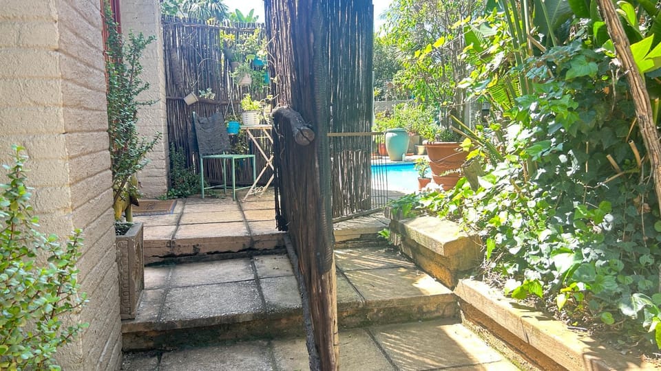 Artzy's Studio - 1km to Olivedale Clinic Apartment in Randburg