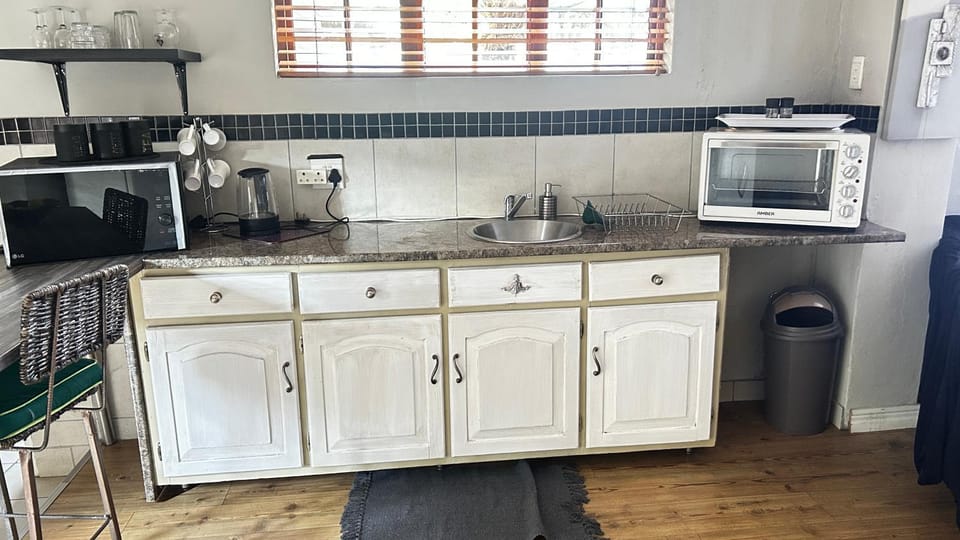 Artzy's Studio - 1km to Olivedale Clinic Apartment in Randburg