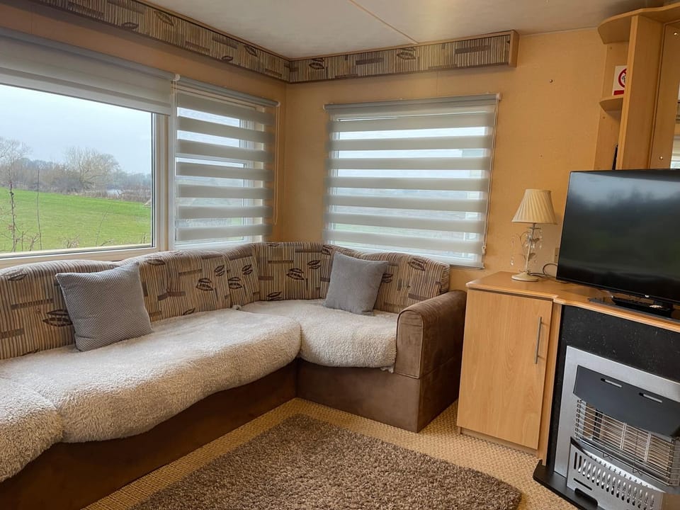 Caravan 5 by The River Severn, dog friendly, great for contractors, walkers and fishing on the river House in Cotswold District