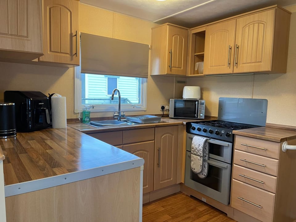 Caravan 5 by The River Severn, dog friendly, great for contractors, walkers and fishing on the river House in Cotswold District