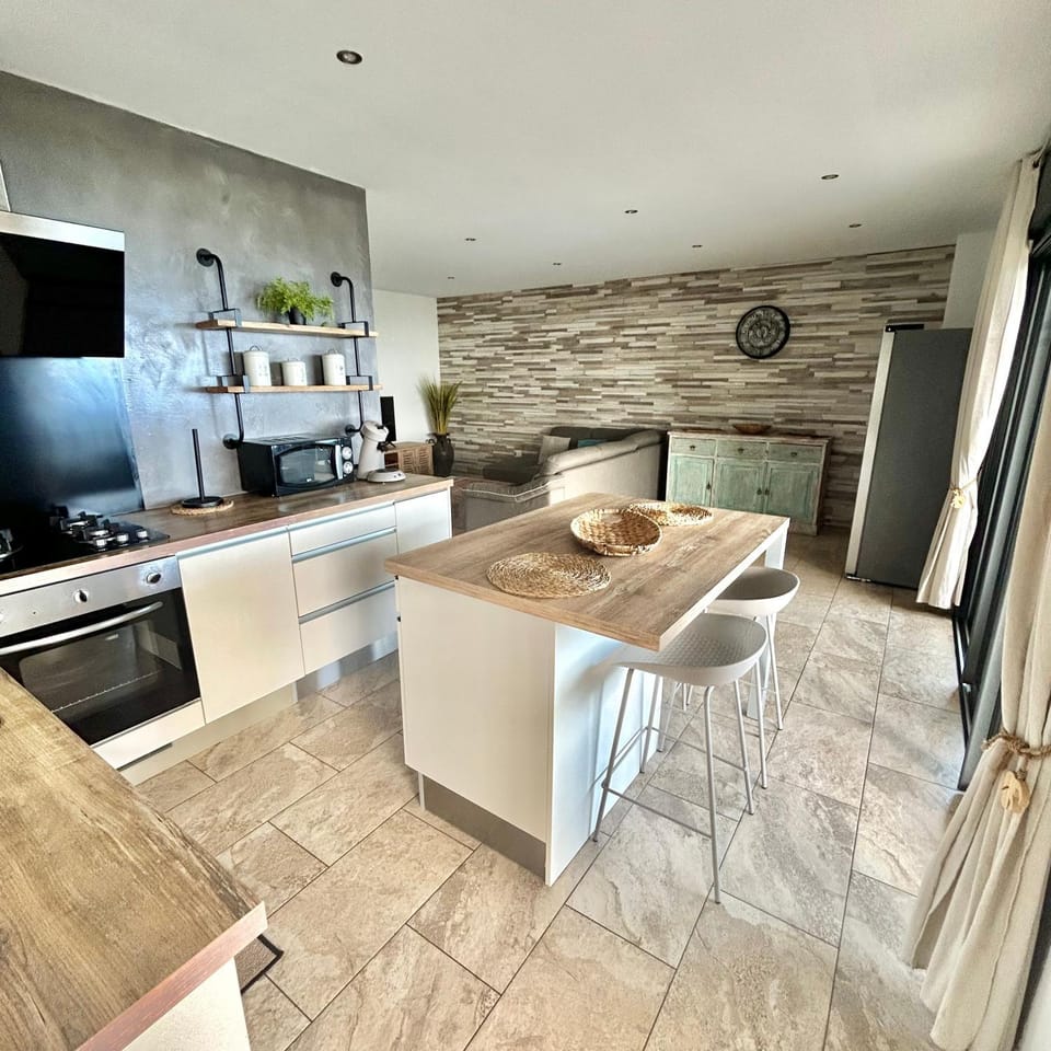 Dining area, oven, stove