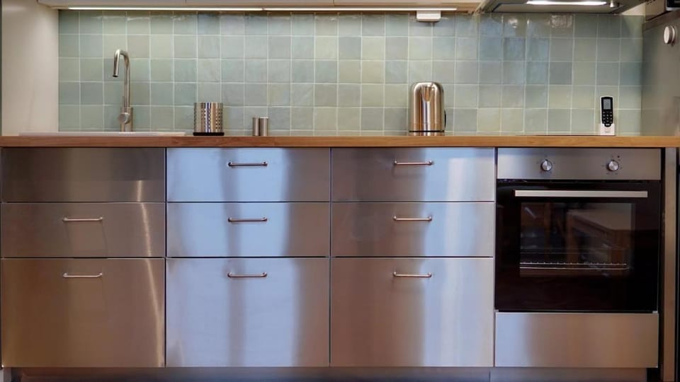 Modern Green Apt w FREE Parking, Projector,Netflix Apartment in Budapest