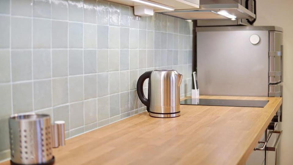 Modern Green Apt w FREE Parking, Projector,Netflix Apartment in Budapest