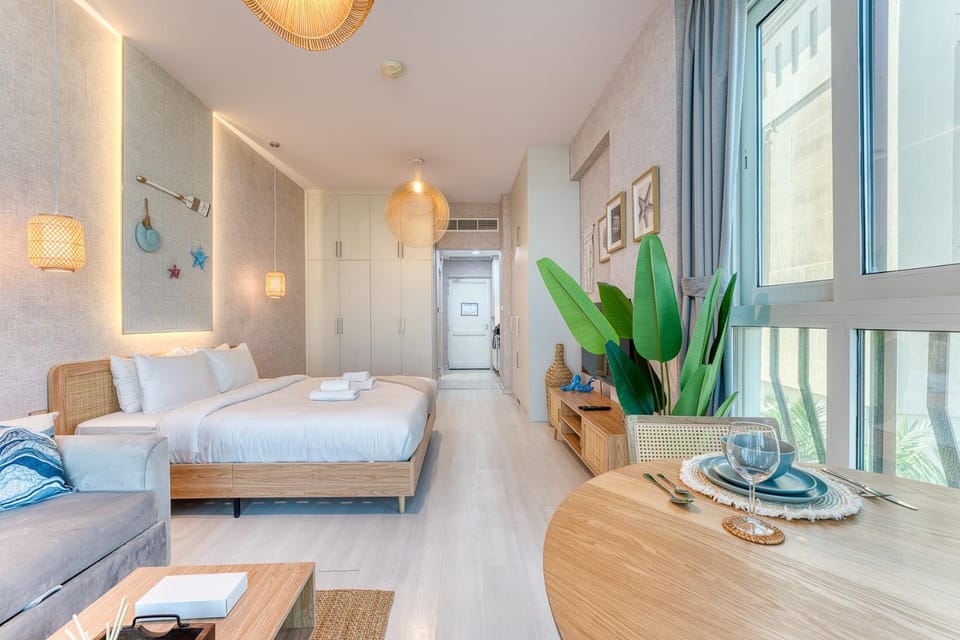 Bed, Living room, Photo of the whole room, Seating area, Dining area, Bedroom, towels, wardrobe, air conditioner
