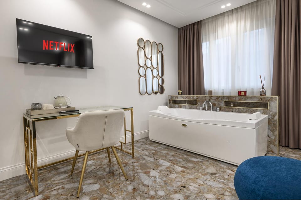 Hot Tub, TV and multimedia, Bedroom