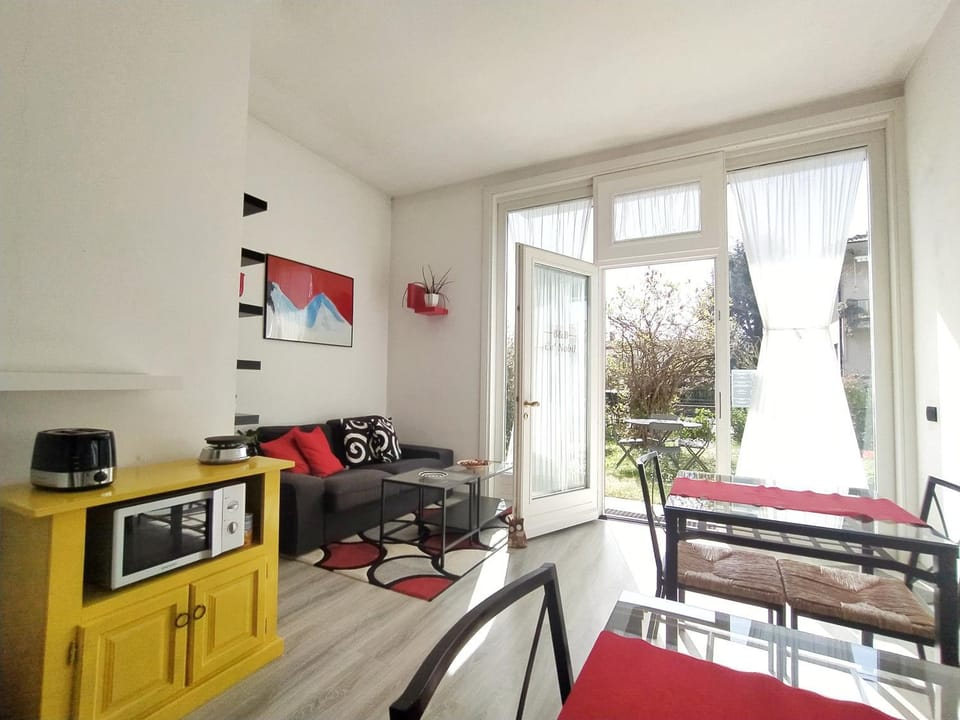 Kitchen or kitchenette, Living room, Seating area, Dining area, minibar