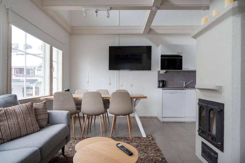 Communal lounge/ TV room, TV and multimedia, Living room, Seating area, Dining area, fireplace, heating, internet