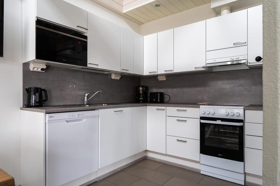Coffee/tea facilities, dishwasher, heating, internet, microwave, oven, toaster, kitchen