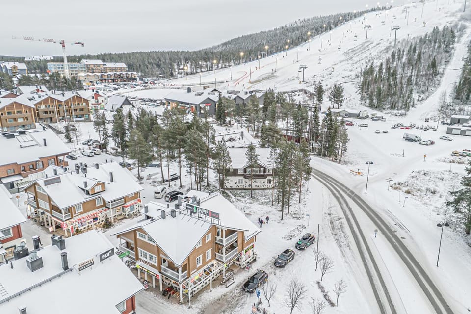 Property building, Day, Neighbourhood, Natural landscape, Bird's eye view, Winter, Skiing, Mountain view