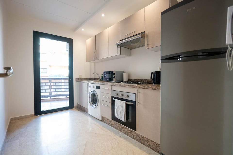 Coffee/tea facilities, Balcony/Terrace, microwave, oven, stove, washing machine, kitchen