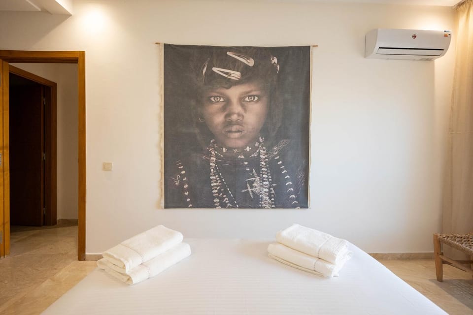 Bed, Photo of the whole room, Decorative detail, Bedroom, towels, air conditioner