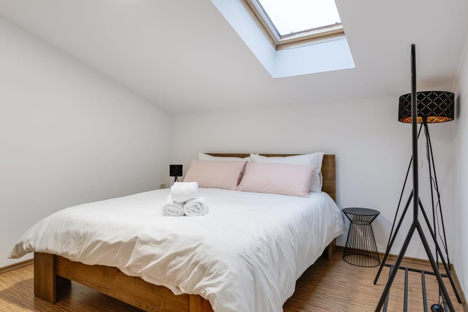 Bed, Photo of the whole room, Bedroom, towels