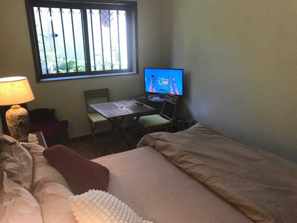 Bed, TV and multimedia, Bedroom
