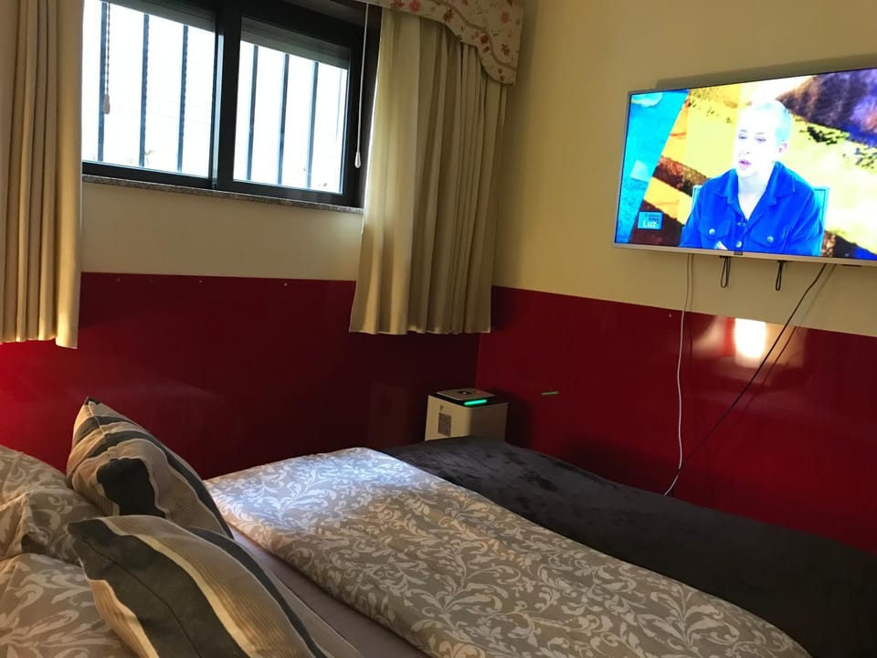 Bed, TV and multimedia, Photo of the whole room, Bedroom