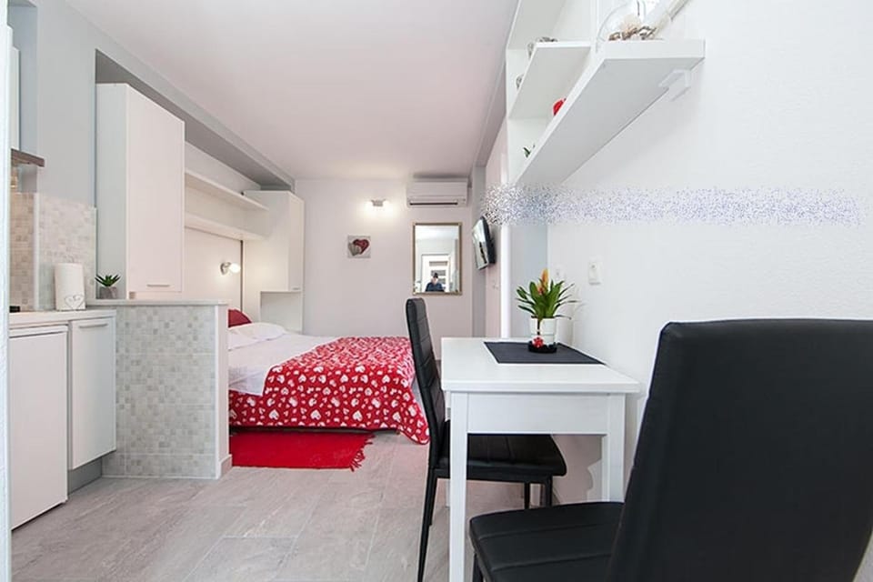 Studio apartment 3674-6 for 2 Pers in Tucepi Apartment in Tučepi