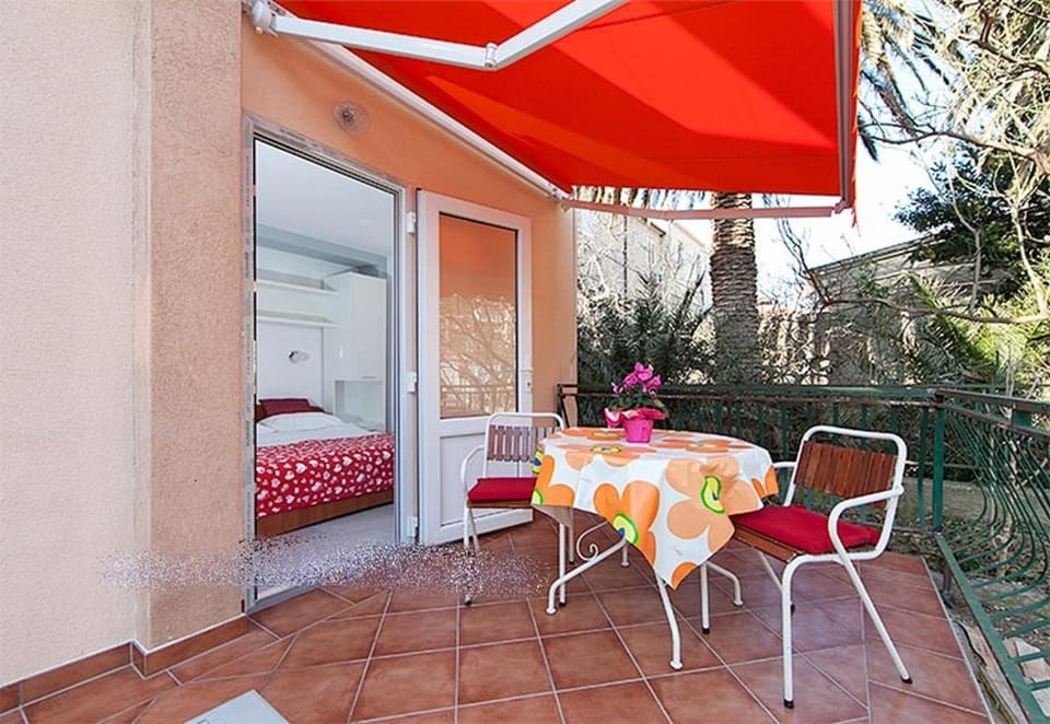 Studio apartment 3674-6 for 2 Pers in Tucepi Apartment in Tučepi