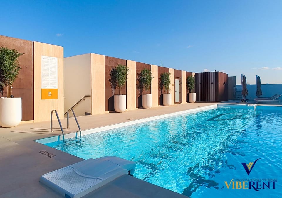 Property building, Day, Pool view, Swimming pool, Swimming pool, sunbed