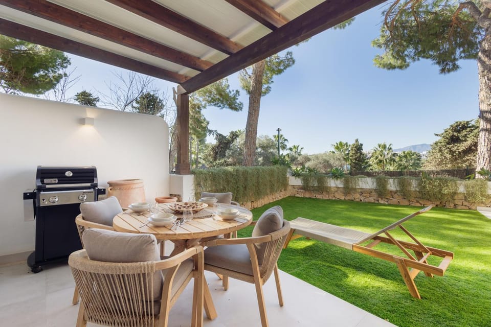 Patio, Day, BBQ facilities, Garden, View (from property/room), Balcony/Terrace, Living room, Seating area, Dining area, Mountain view, Mountain view, sunbed