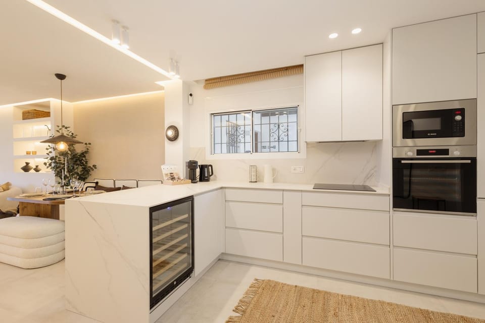 Coffee/tea facilities, Kitchen or kitchenette, microwave, minibar, oven, stove